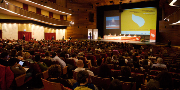 CONGRESOS Y CONFERENCIAS Sistemas de conferencia con orden de prioridad. Micrófonos de alta calidad y reducido tamaño especiales para esta actividad. Micrófonos inalámbricos de mano, corbateros y headsets. Sistemas profesionales de sonido de alta fidelidad. Música ambiental y busca personas. Grabaciones.