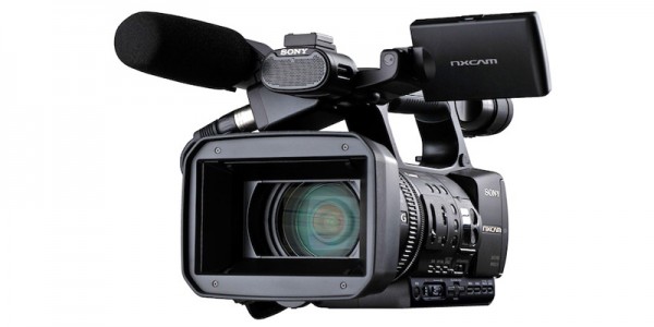 Camcorders SONY – Graba imágenes de una impresionante calidad de 1920 x 1080 a 24 Mbps (50i o 25p), y además admite 720/50p y grabación en Definición Estándar. La óptica “G Lens” y la tecnología Exmor™ de Sony ofrecen extraordinarios niveles de resolución, color y contraste, así como una sensibilidad excepcional en entornos de escasa iluminación.